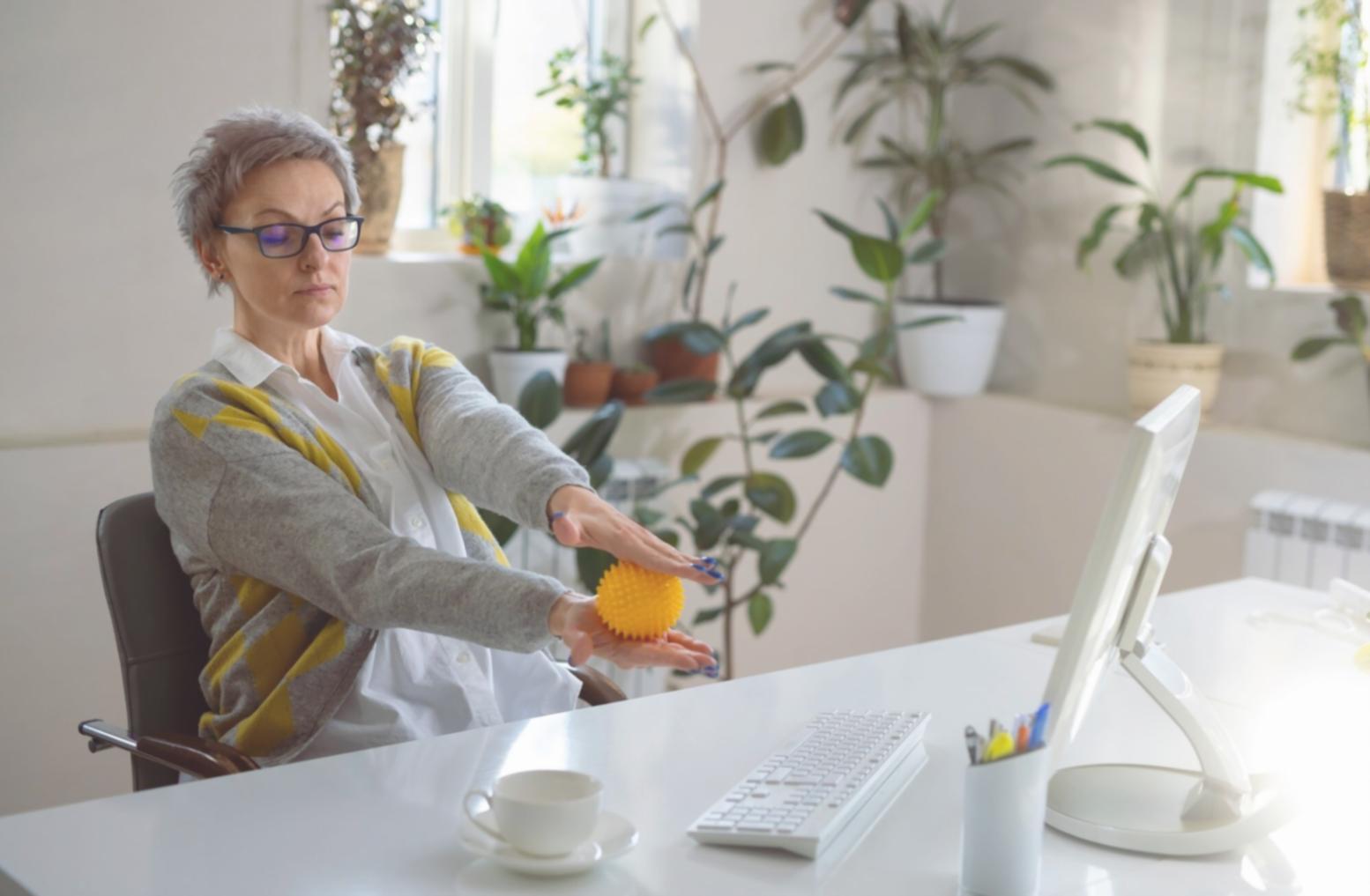 Expert-comptable analysant des données financières sur ordinateur